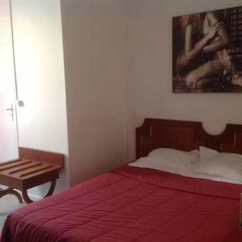 ***  Untalented Hotel - Villette France